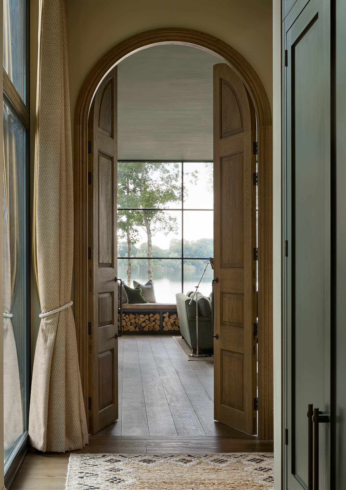 Tobacco Rustic flooring – a solid foundation that shapes the interior